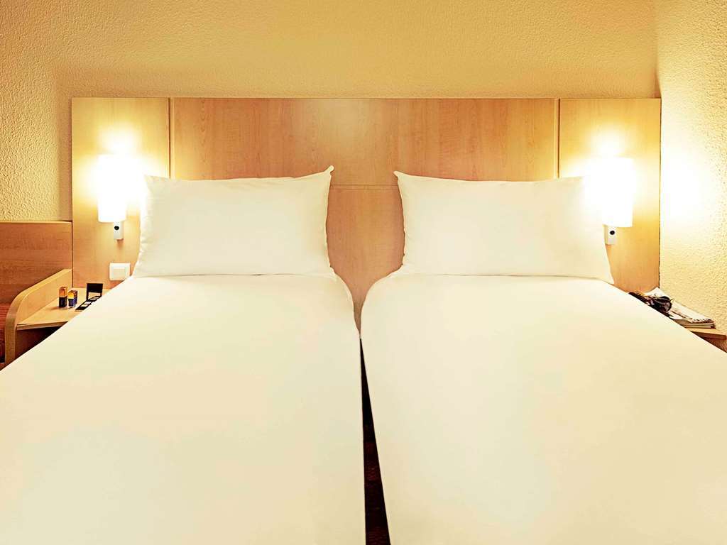 Ibis Avallon Magny  Room photo