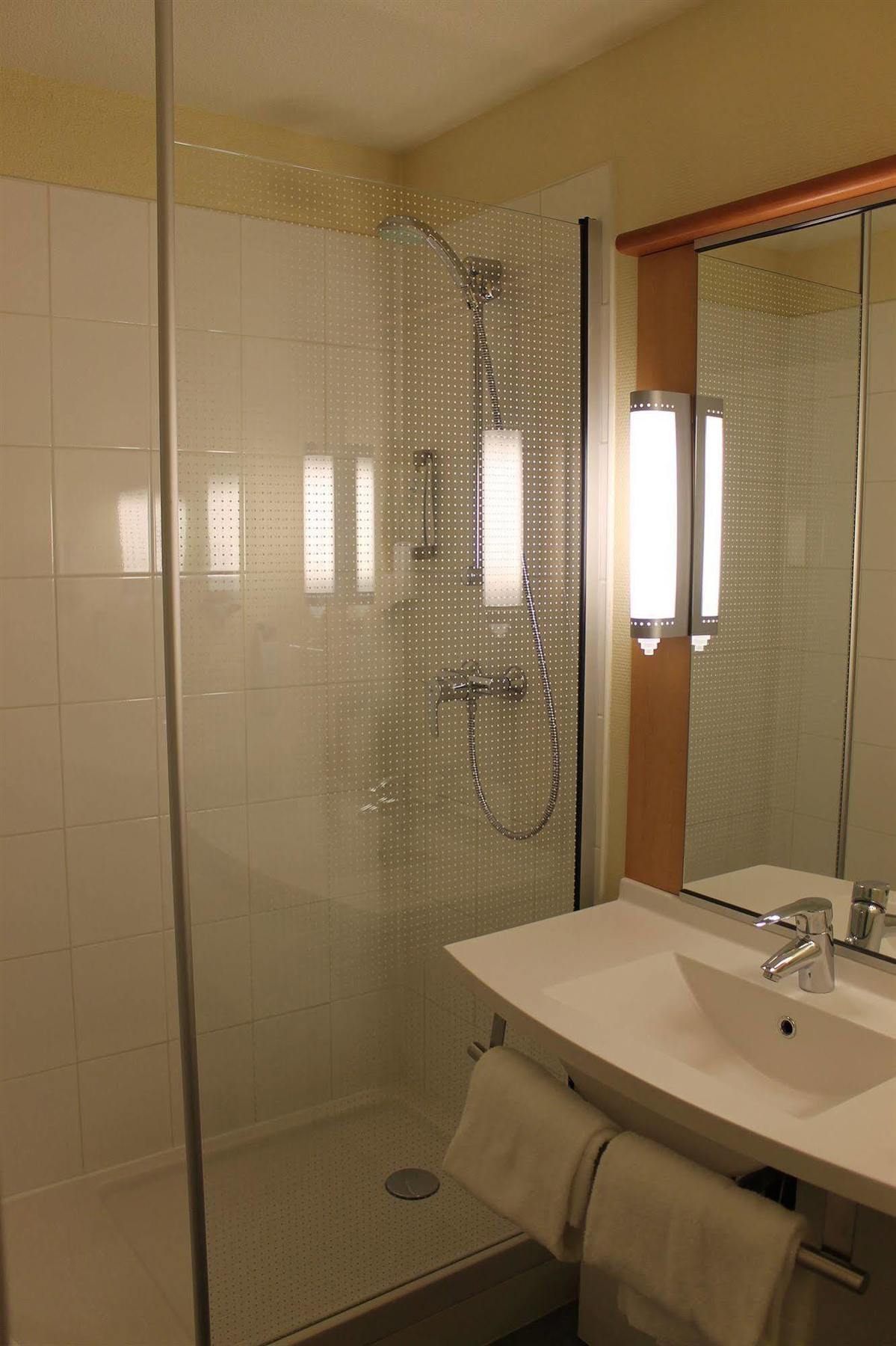 Ibis Avallon Magny  Exterior photo